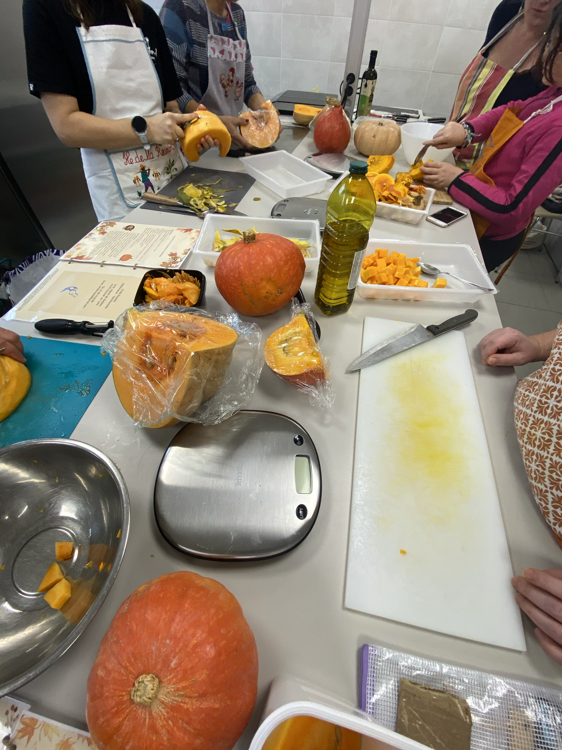 Participants préparant des courges pendant un atelier culinaire