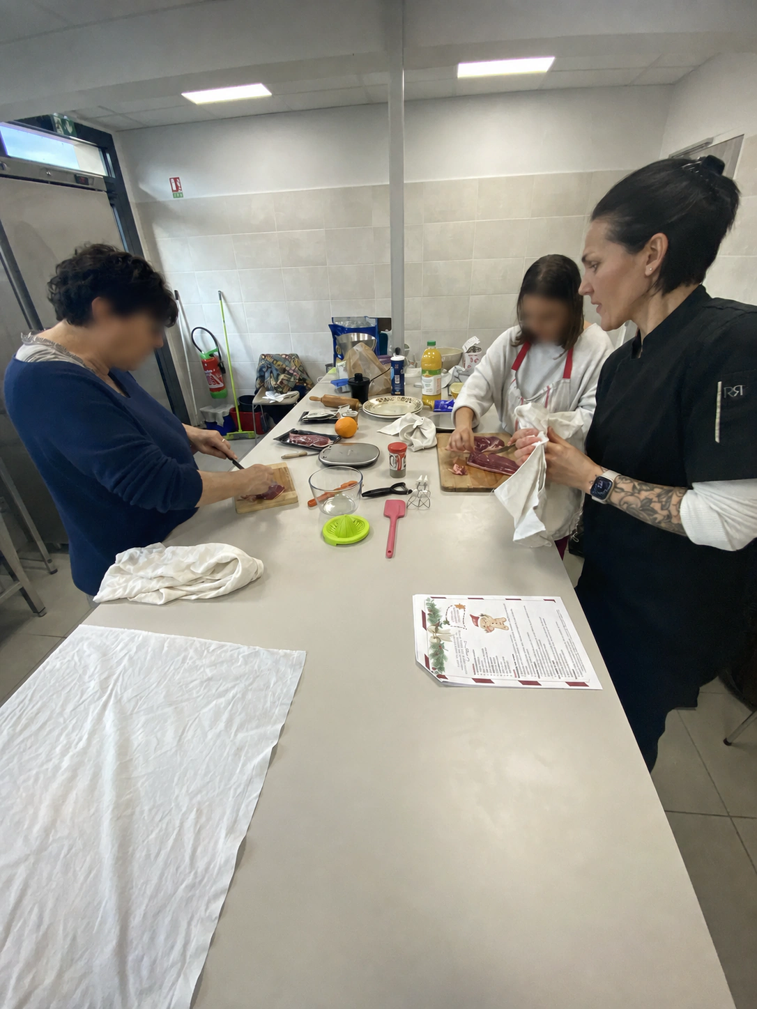 Émilie accompagnant des participantes pendant un atelier de cuisine