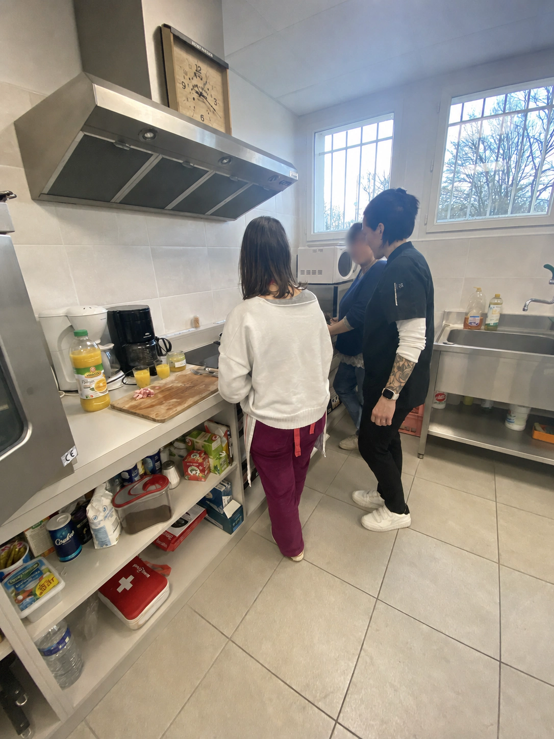 Moment de partage entre participantes dans une cuisine collective