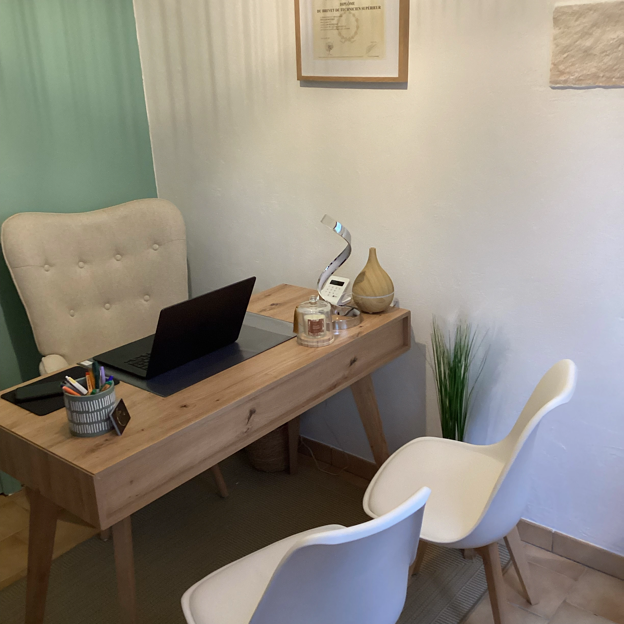 Cabinet chaleureux avec bureau en bois et fauteuils